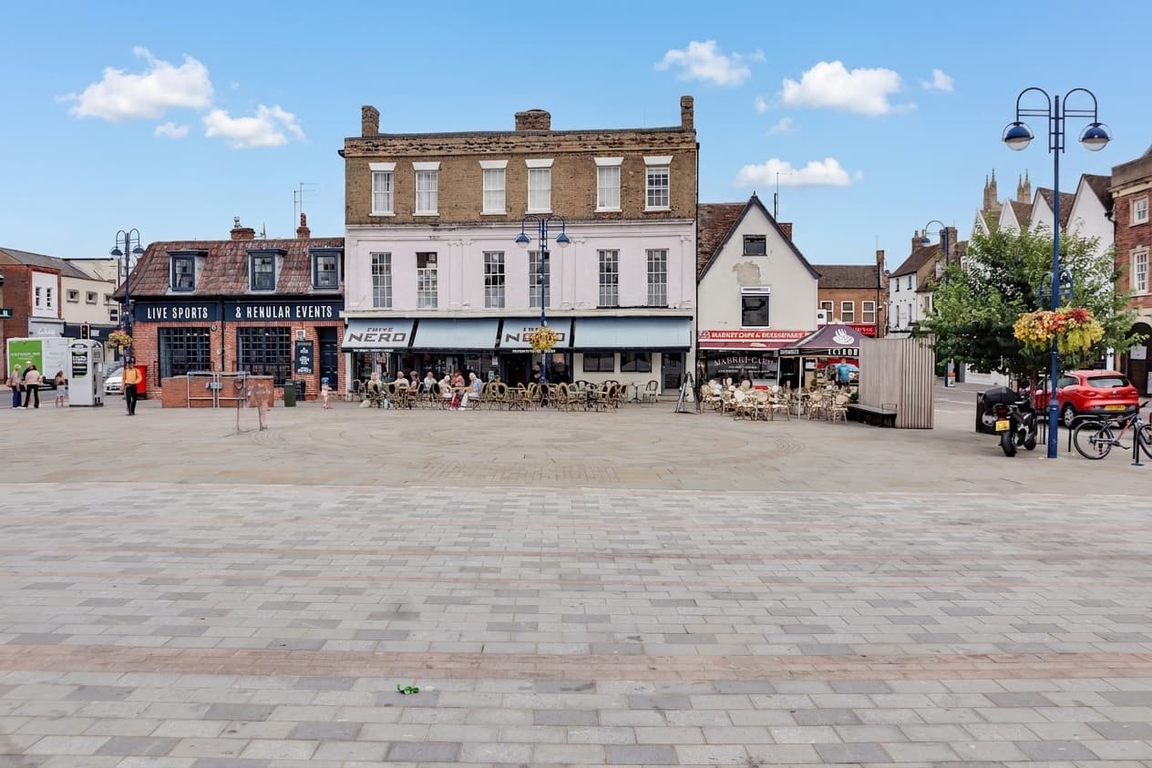 Flat 3, 52 Market Square, St. Neots, St. Neots, PE19 2AA